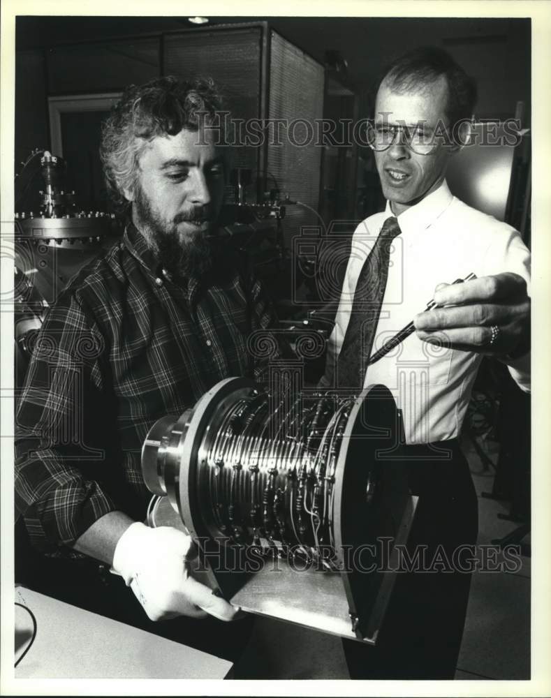 1990 Press Photo Dave Young and Thomas Booker with Mariner Mark III prototype - Historic Images