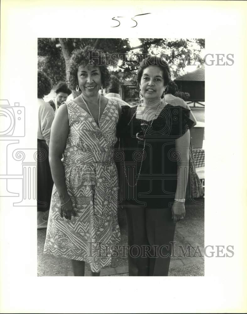 1981 Press Photo Mary Cora Ayalla, Connie Avalos, Lone Star Brewery dinner/dance - Historic Images