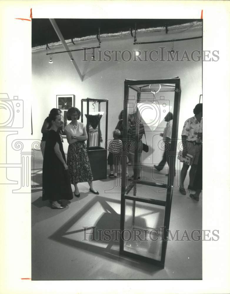 1992 Press Photo Artist Laura Anderson at her show at Milagros Contemporary Art - Historic Images