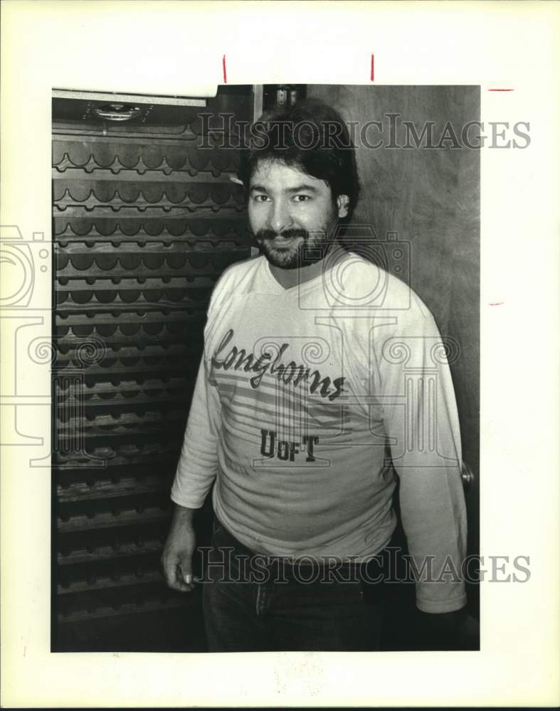 1984 Press Photo Wine cellar builder John Alvillar Jr. of Vito Enterprises - Historic Images