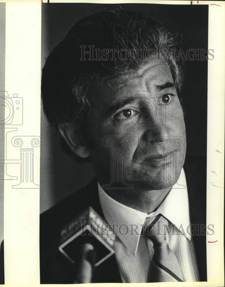 1986 Press Photo Ernesto Ancira at a heart transplant conference, Medreal Center - Historic Images