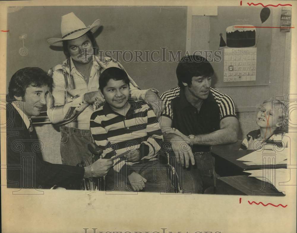 1979 Ernesto Ancira Jr. and others at a rodeo event for kids - Historic Images