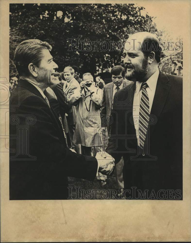 1982 Press Photo San Antonio real estate broker John D. Baines and Ronald Reagan - Historic Images