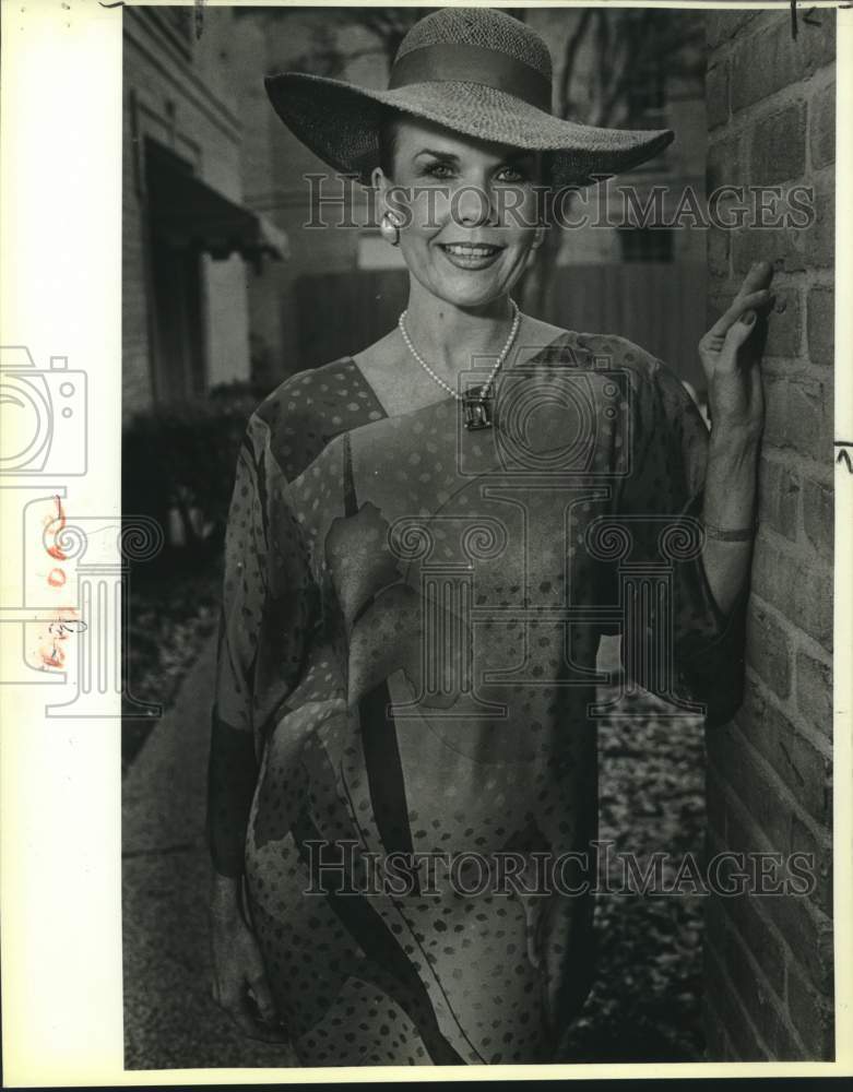 1985 Press Photo Billie Bailey models a pink straw hat - saa01664 - Historic Images