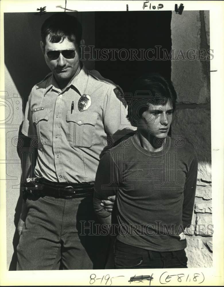 1984 Press Photo Kidnapping suspect Garland Wayne Bailey with Terrell Hills PD - Historic Images