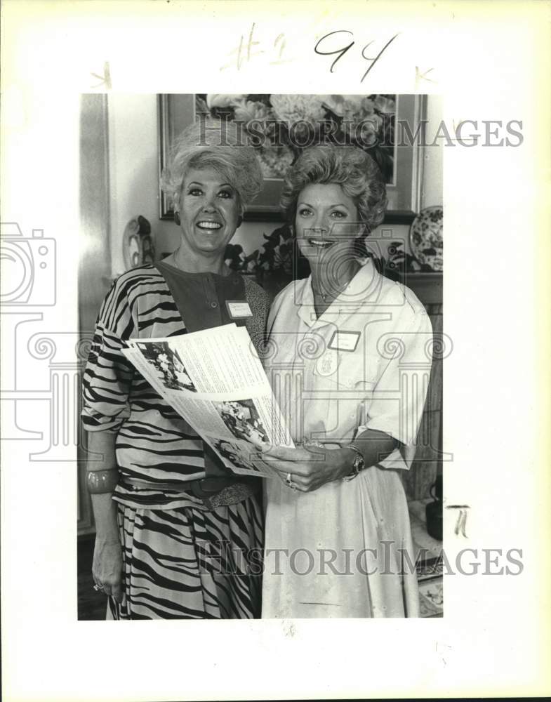 1987 Press Photo Barbara Bagley and Janette Allan at a Unicorn Gala meeting - Historic Images