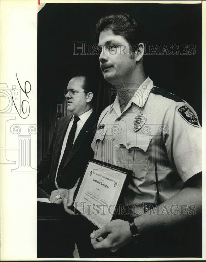 1987 Press Photo San Antonio park ranger Troy Banik and police chief Bill Gibson - Historic Images