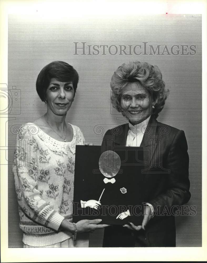 1988 Press Photo Carolyn Dangerfield, Rose Marie Banack, Symphony League - Historic Images