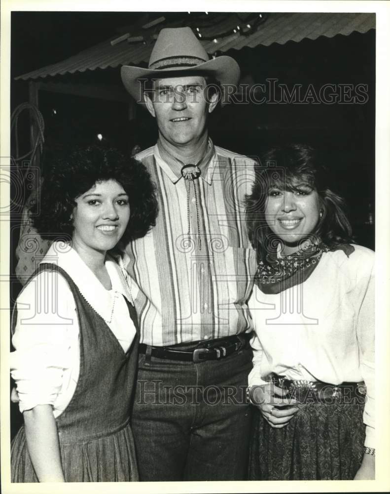 1990 Press Photo YMCA annual Wild West Benefit at Clyde Johnson Ranch attendees - Historic Images