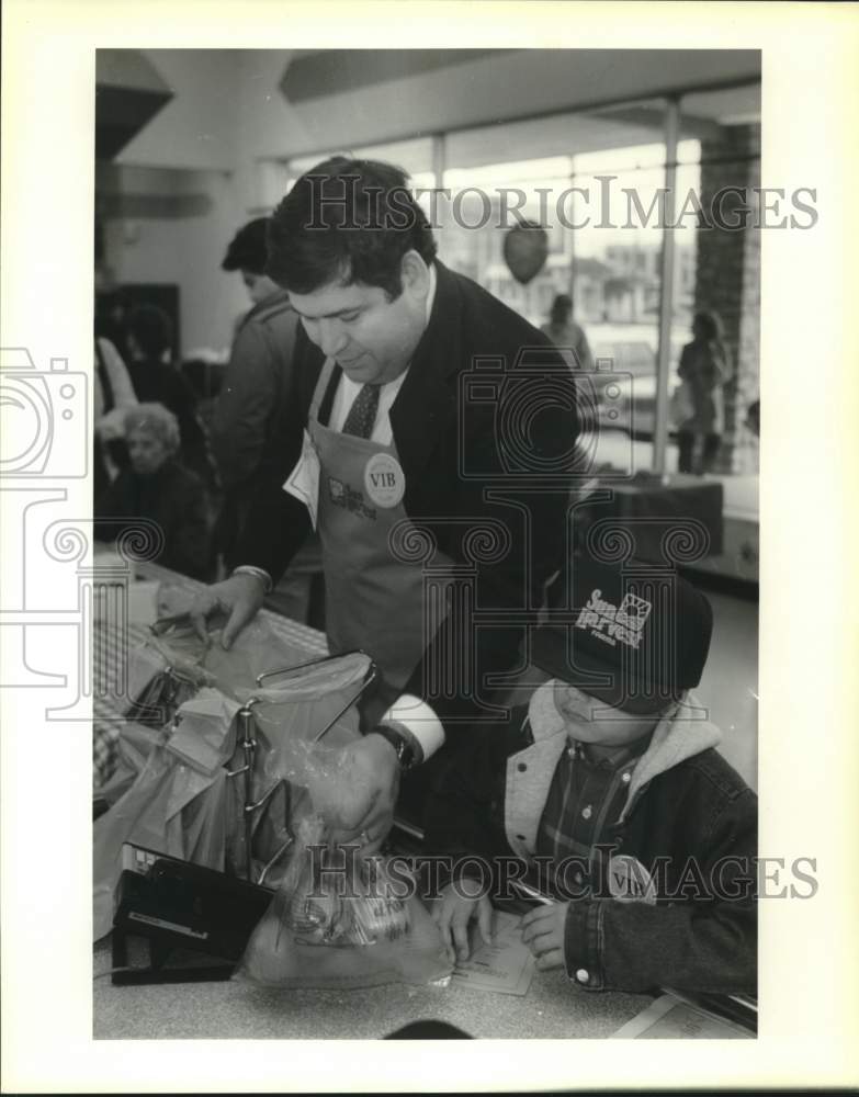 1989 Press Photo San Antonio assistant city manager Rolando Bono and son Sammy - Historic Images