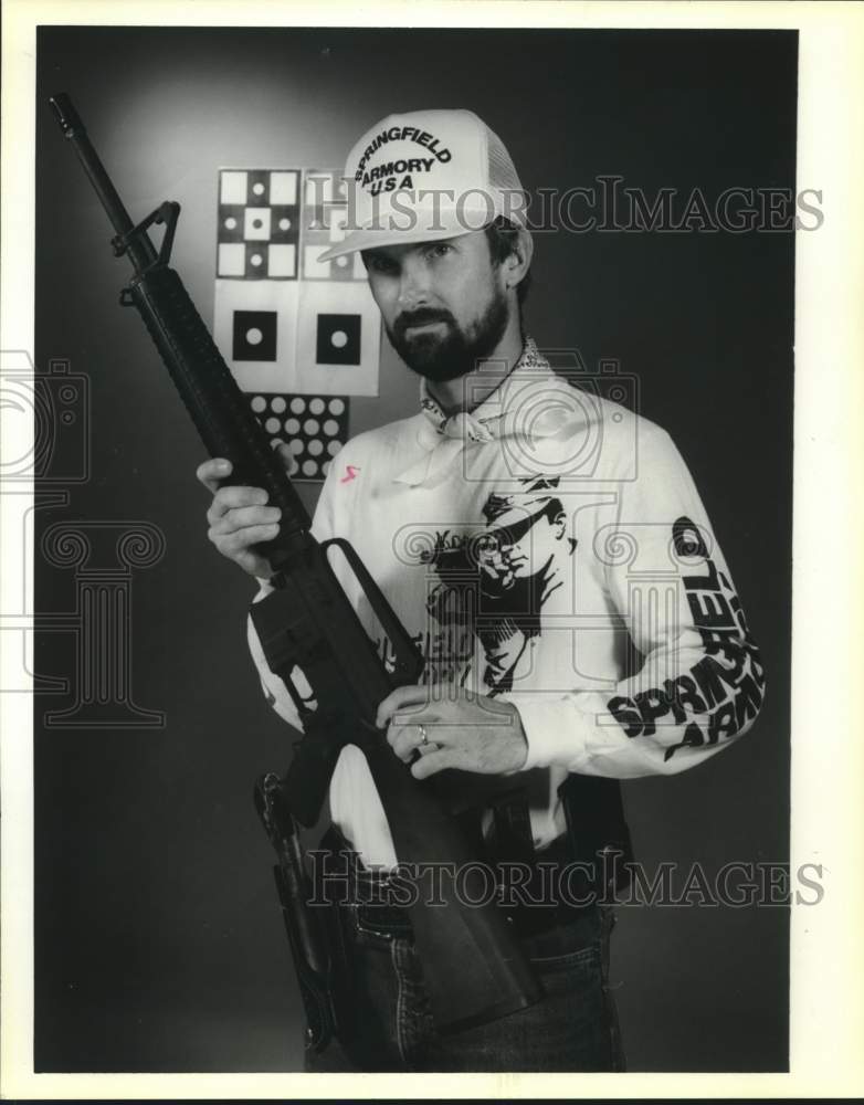 1989 Press Photo Tom Bennett, Automatic Rifle Club of Texas founder - saa01744 - Historic Images