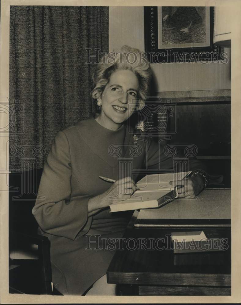 1968 Leticia Baldridge signing book - Historic Images
