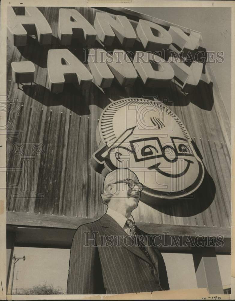 1974 Charles Becker in front of Handy-Andy sign, Texas - Historic Images