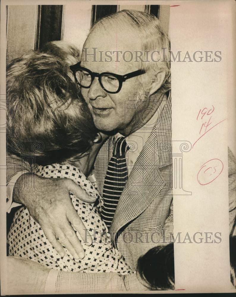 1973 Press Photo Charles Becker hugging unidentified person, Texas - Historic Images