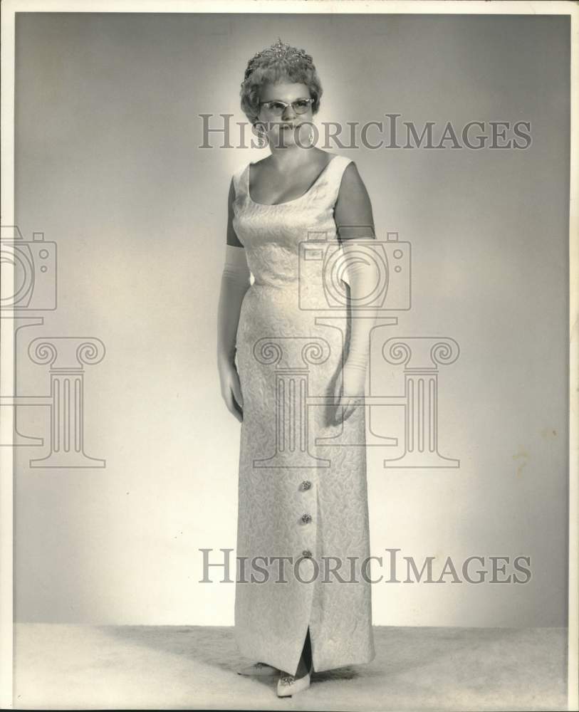 1966 Press Photo Mrs. E. J. Baxter Jr., in evening gown, Texas - Historic Images