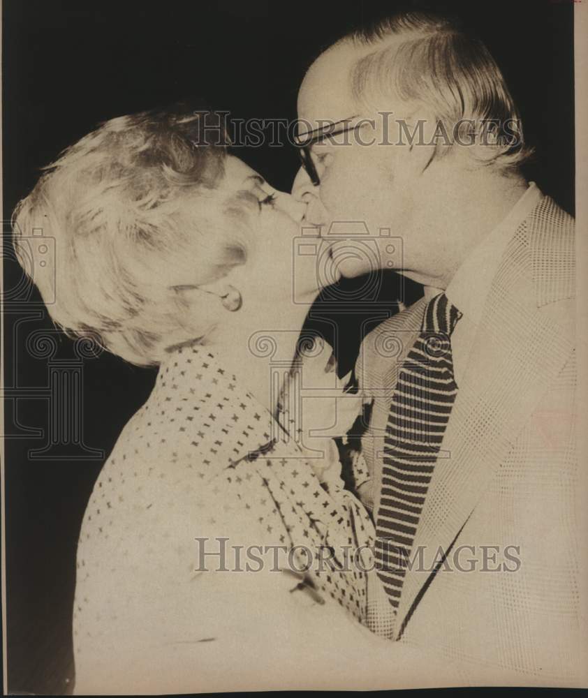 1973 Press Photo Charles Becker kissing his wife, Texas - saa02190- Historic Images