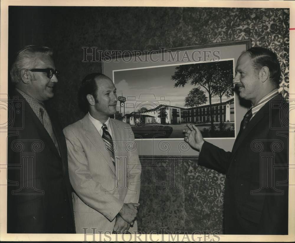 1971 Press Photo Barshop Motel Enterprises President Sam Barshop with Others - Historic Images