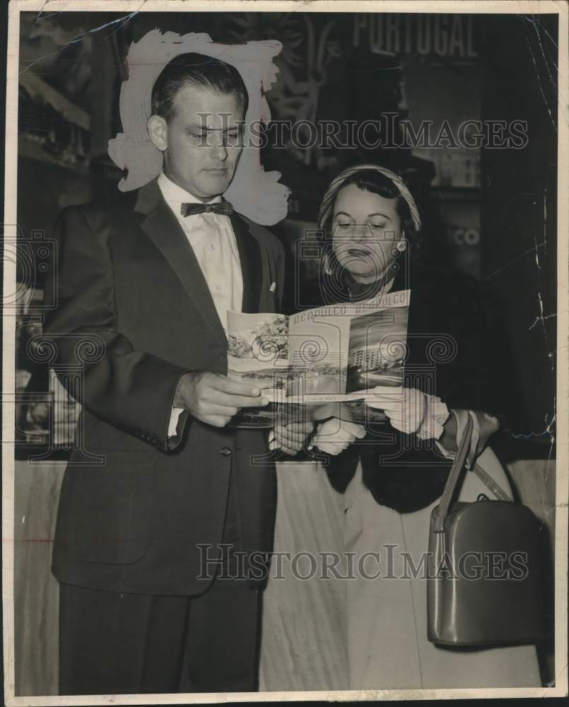 1957 Press Photo Mr. and Mrs. M. B. Breath with Acapulco Leaflet - Historic Images