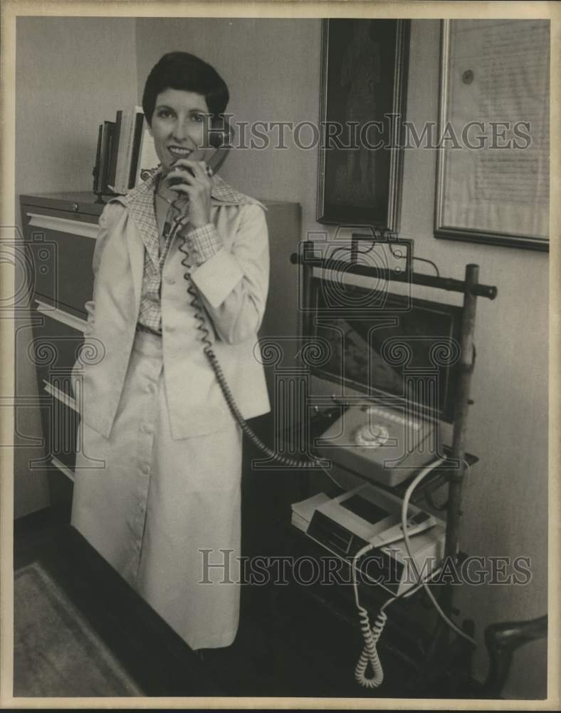 Press Photo Evelyn Biery speaks on telephone - Historic Images