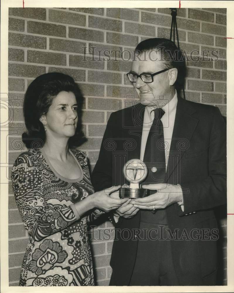 1972 Press Photo San Antonio Manpower Inc. office receives service award, Texas - Historic Images