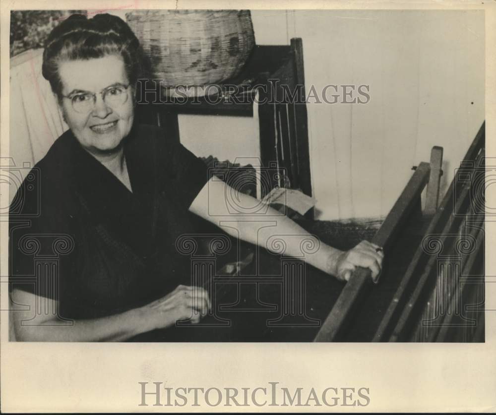 1959 Mrs. Gerard M. Baker of San Antonio, Texas weaves tapestry - Historic Images