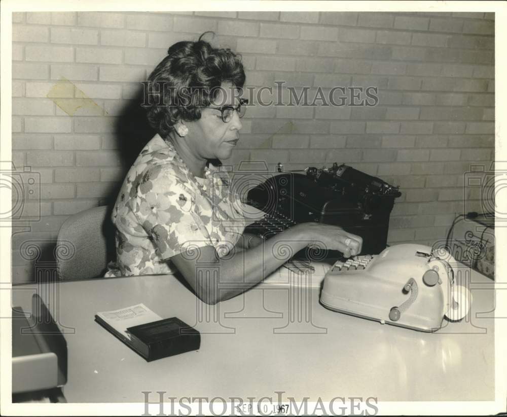 1967 Press Photo Nezzie J. Bradley, Mrs. Herbert Bradley at desk with calculator - Historic Images