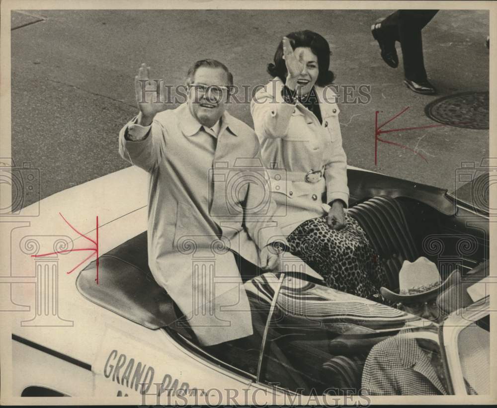 1974 Press Photo Governor and Mrs. Dolph Briscoe wave as they lead parade, Texas - Historic Images