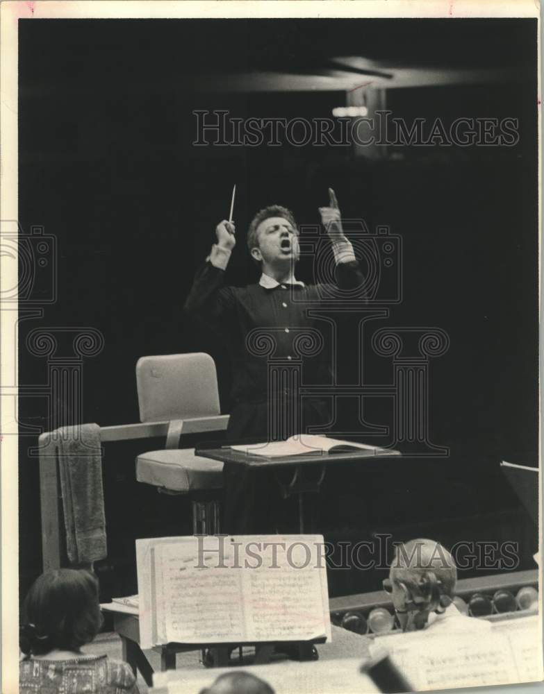 1965 Press Photo Alessandro conducting orchestra - Historic Images