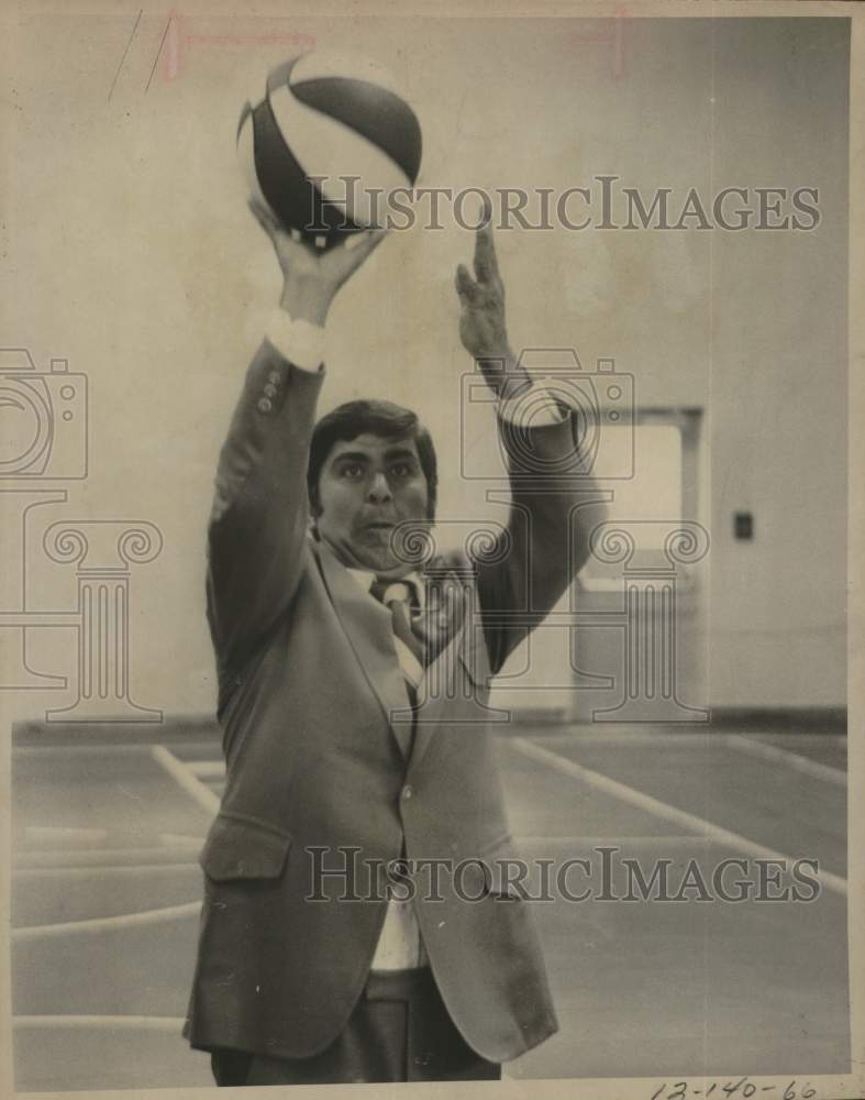 1974 Commissioner Albert Bustamante shoots basketball, Texas - Historic Images