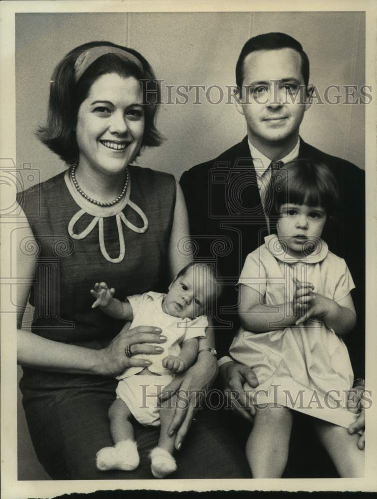 1967 Press Photo Mr.s and Mrs. Pat Chumney with children Niles and Victoria - Historic Images
