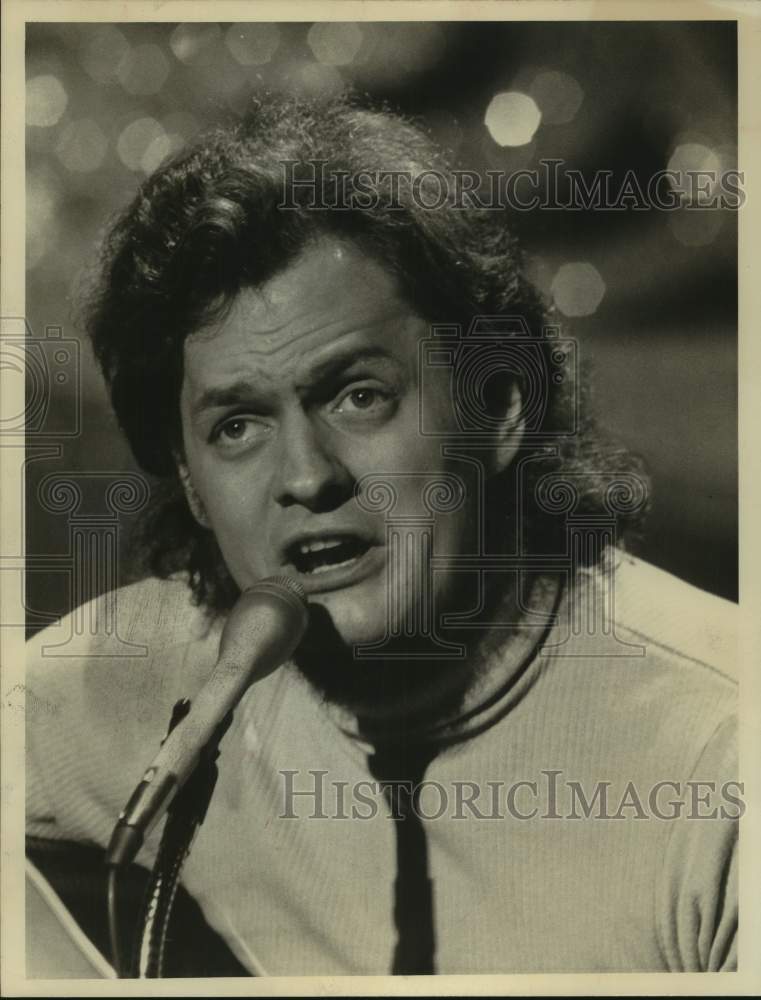 1975 Press Photo Close up Portrait of Harry Chadin singing - Historic Images
