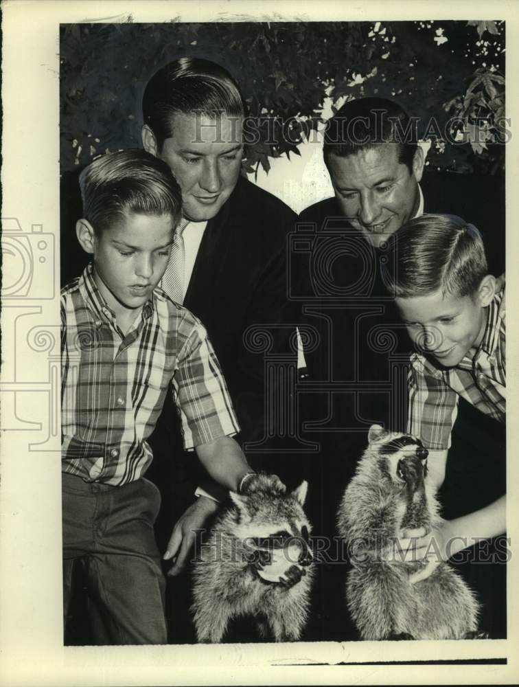 1965 Press Photo Billy, James, W.B. and Bobby Cavender with Mike, Ike, Racoons - Historic Images
