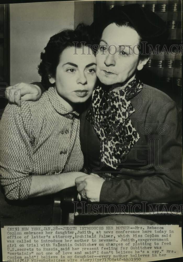 1950 Mrs. Rebecca Coplon embraces her daughter, Judith, at Event - Historic Images