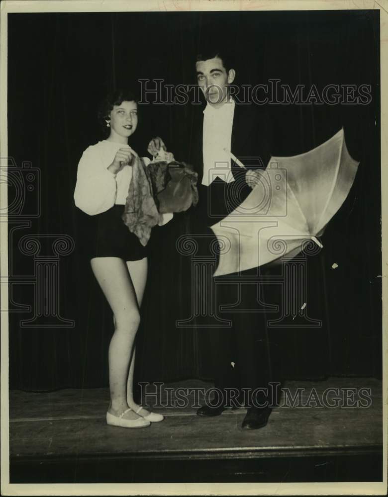 1959 Press Photo Aztec Film Company Magician Jerry Connell with audience member - Historic Images