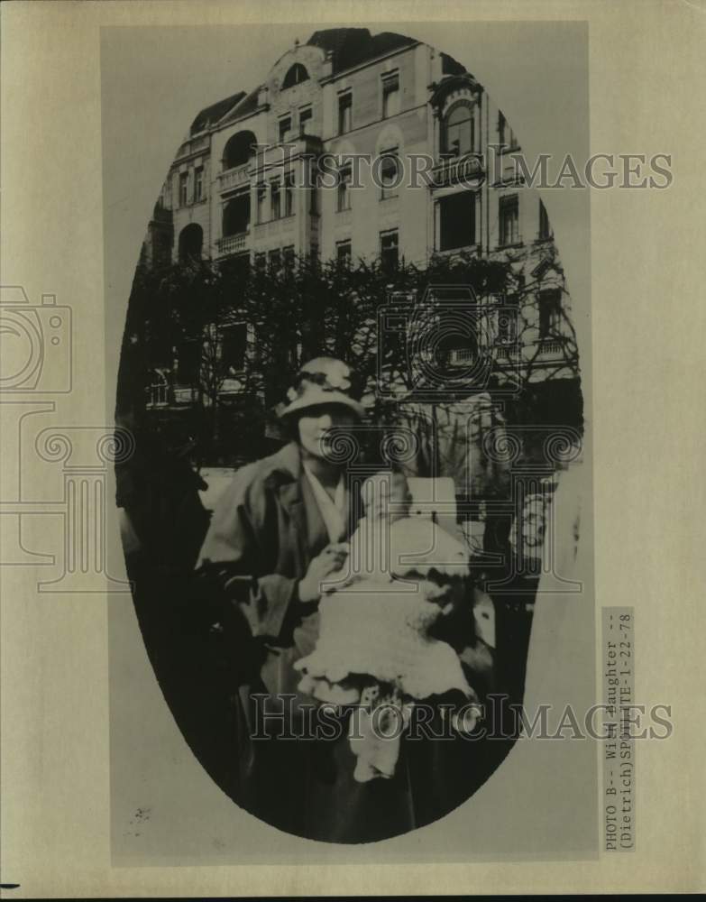 1978 Press Photo Dietrich, with daughter, sitting on bench - saa06328- Historic Images