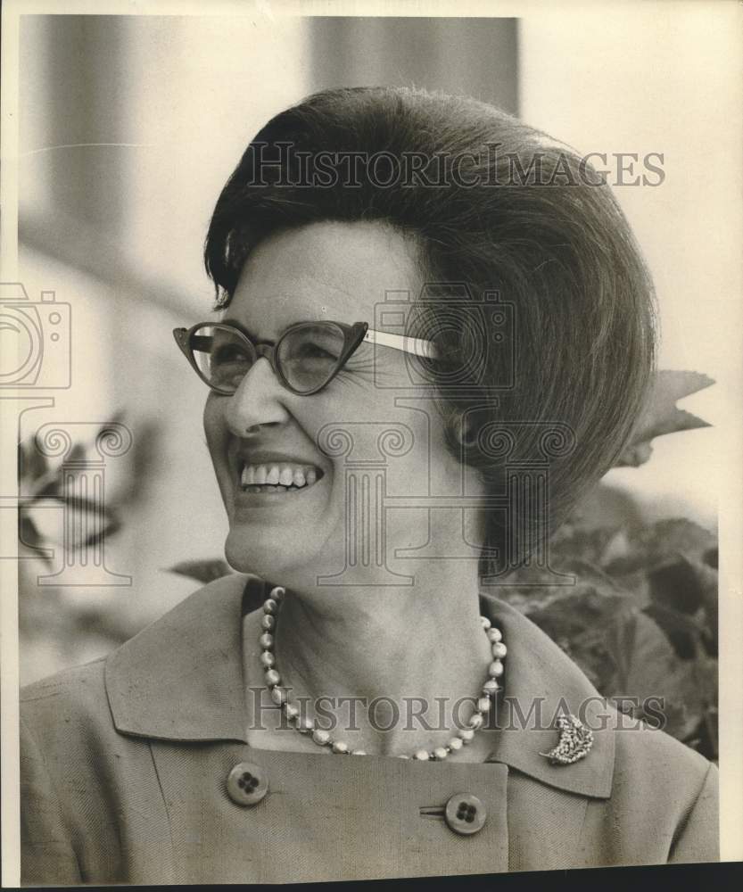Mrs. Waggner Carr smiles, Closeup portrait - Historic Images