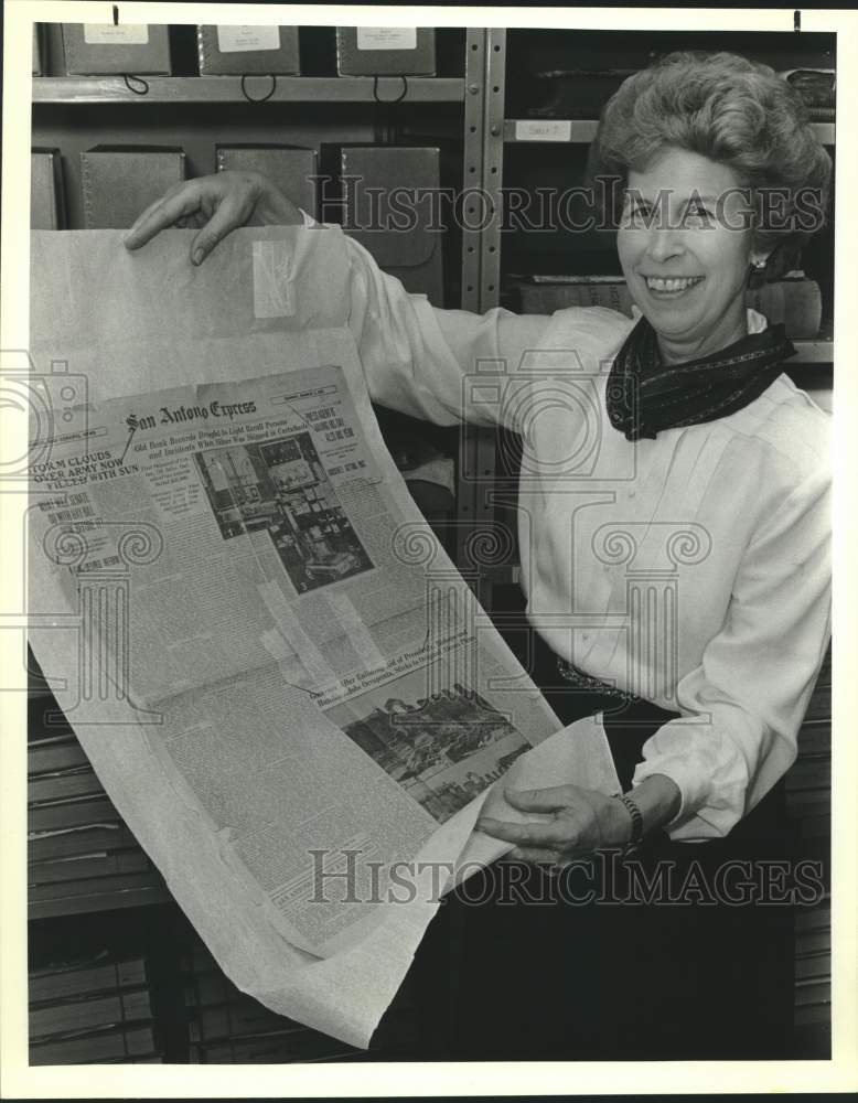 1989 Press Photo Carol Canty, Archivist for Groos Bank displays newspaper- Historic Images