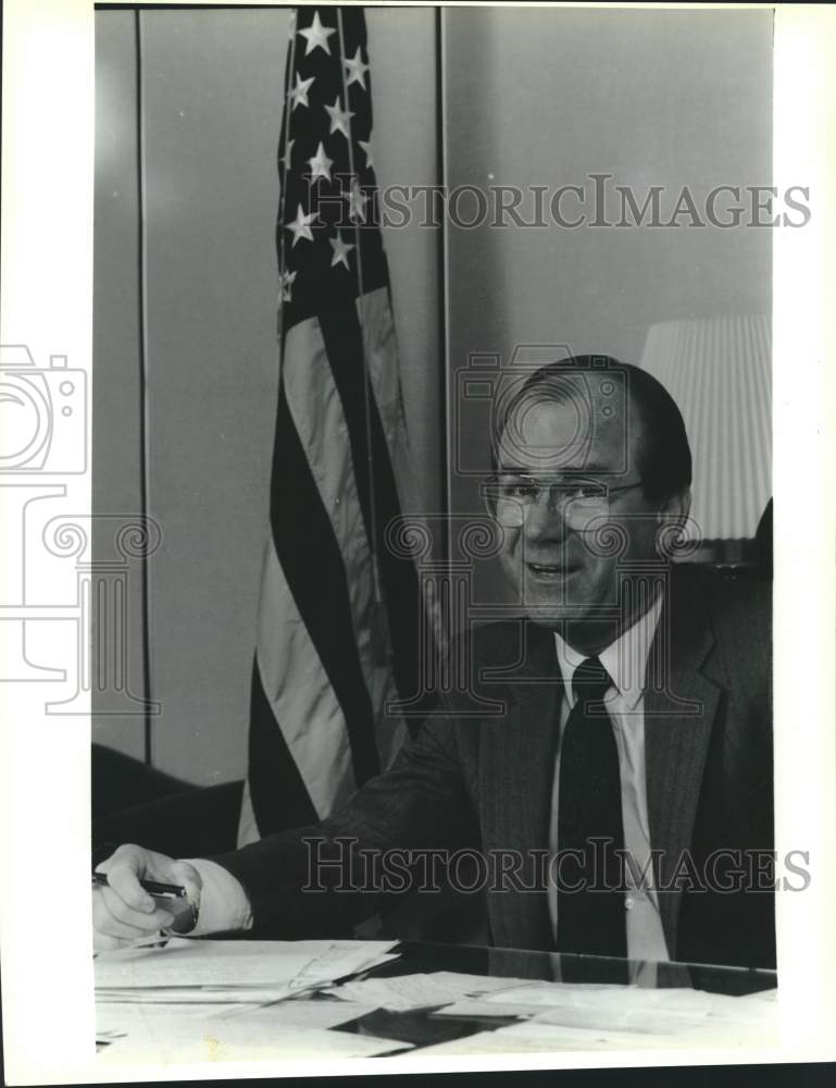 Press Photo U.S. Attorney Ron Ederer sits at Federal Building Office desk - Historic Images