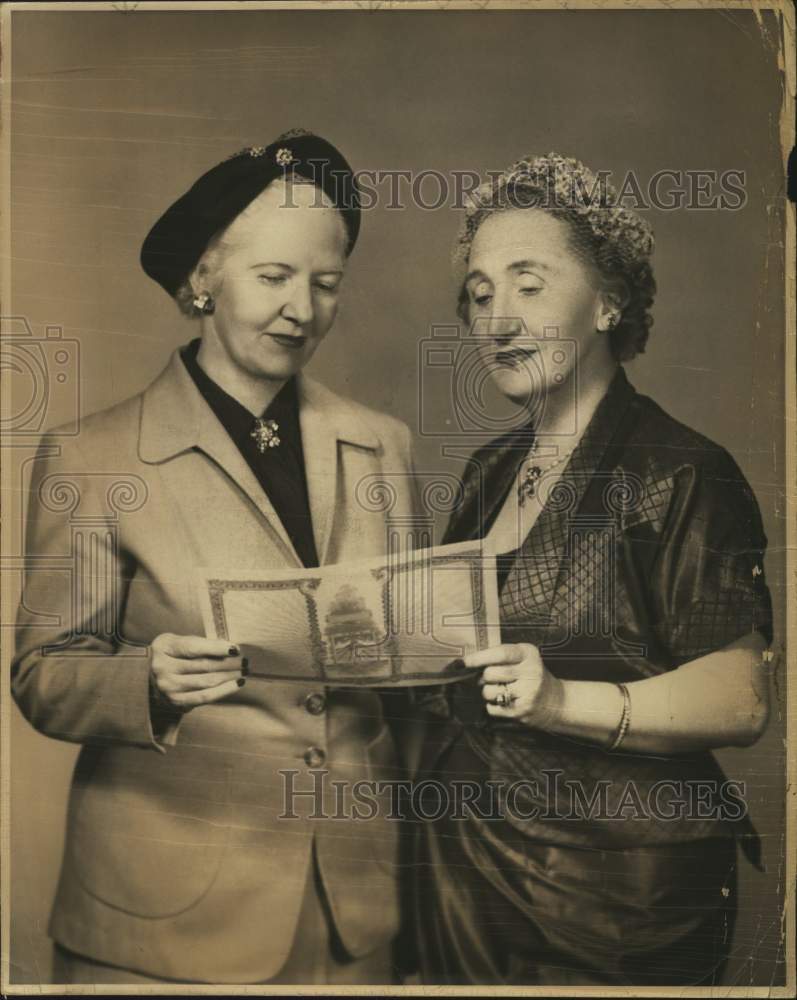 Press Photo Miss Claribel Smiley and Mrs. Preston Dial with brochure - Historic Images