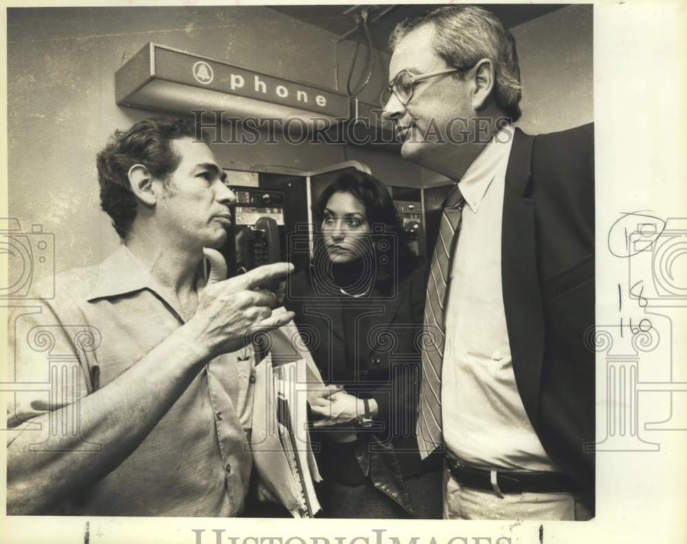 Press Photo Restaurateur Mauro Cantu with Lawyer Craig Austin discuss case - Historic Images