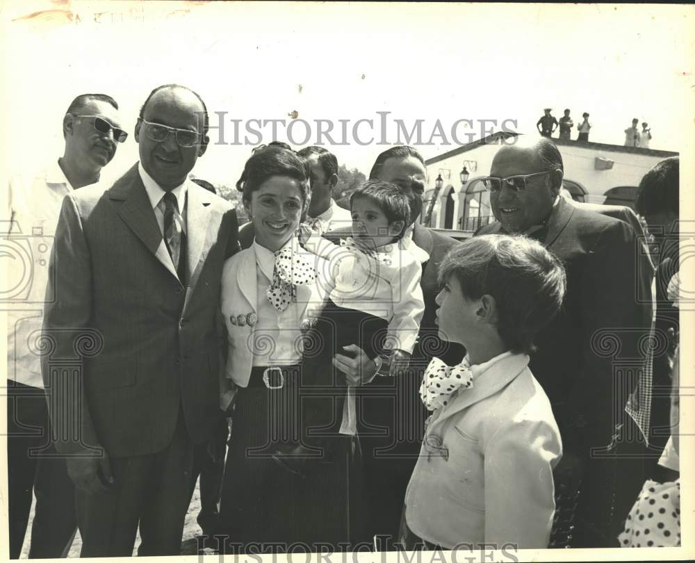 Press Photo Mexican President Luis Echeverria with spectators in San Antonio - Historic Images