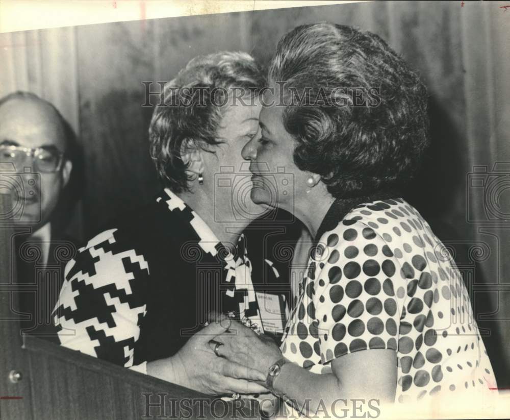 Press Photo First Lady of Mexico Mrs. Luis Echeverria greeted by woman at Event - Historic Images