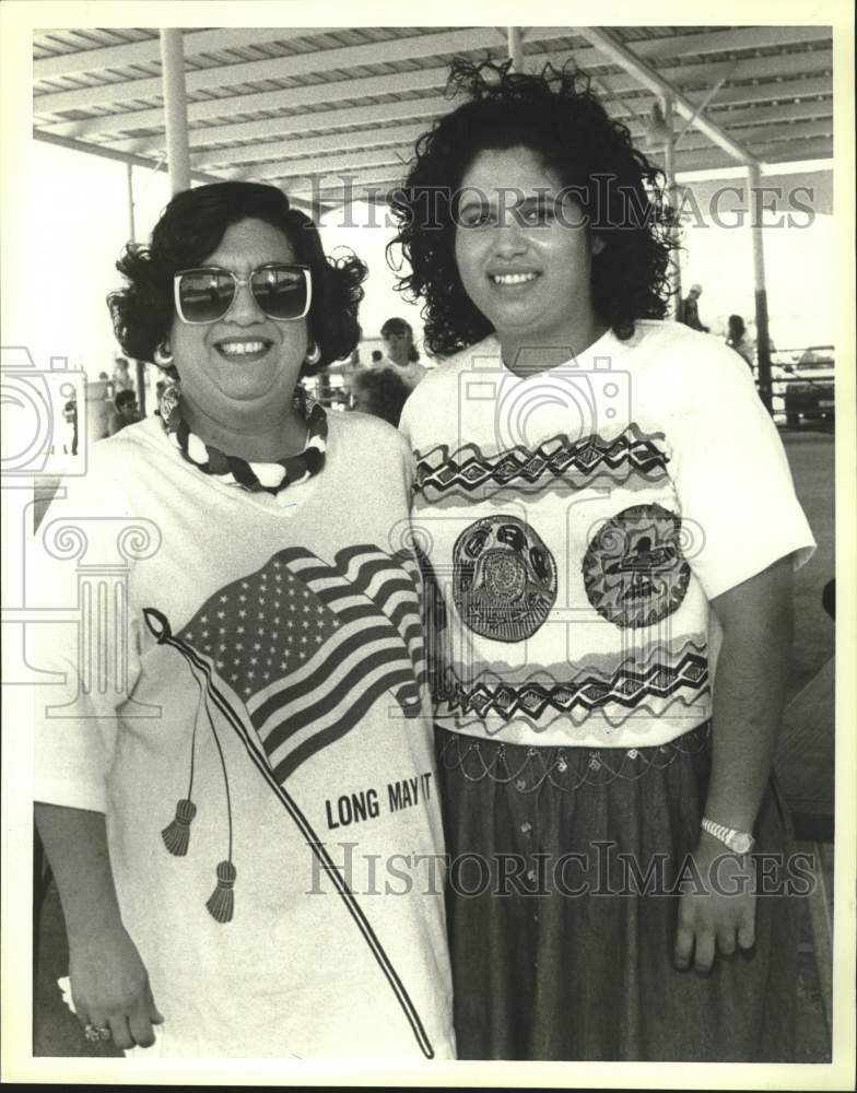 1990 Press Photo Anita and Marita Enriquez at Willie Nelson&#39;s Bluebonnet Concert- Historic Images