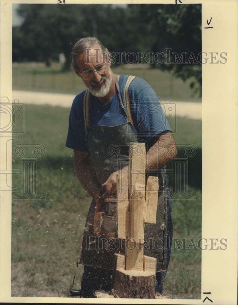 Press Photo Jerry Hendricks, Chainsaw Artist - Historic Images