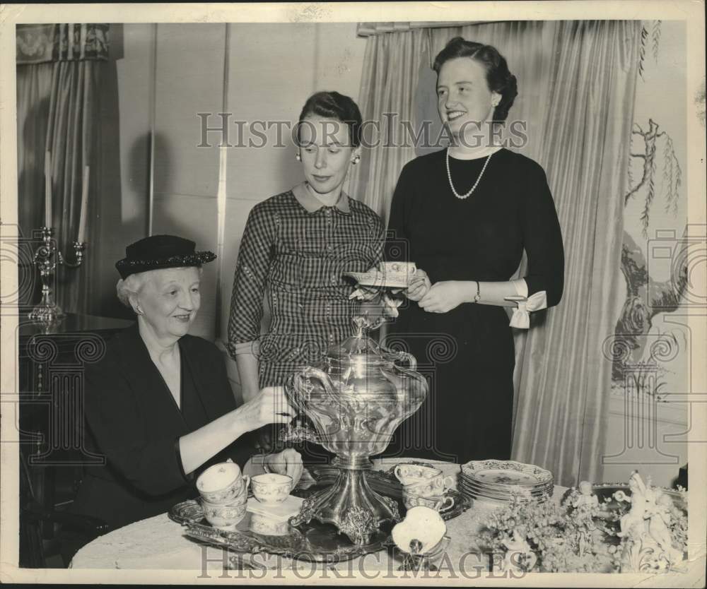 1956 Miss Inez Foster, Mrs. Paschel Walthall, Mrs. Harry Parker chat - Historic Images