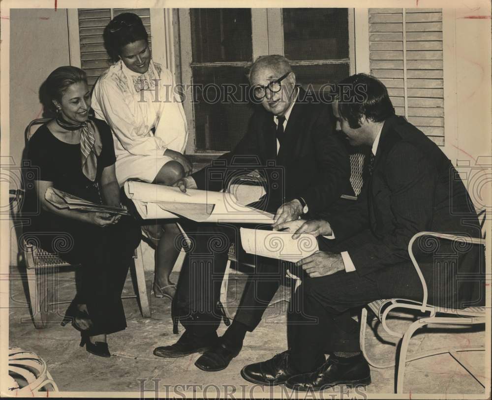 1971 Architect O'Neil Ford with Others discussing plans at home - Historic Images