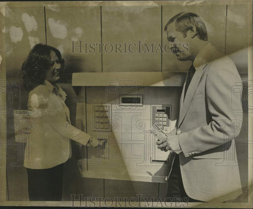 Press Photo Robin Fisher and Linda Valys at Central Park Bank Automated Teller - Historic Images