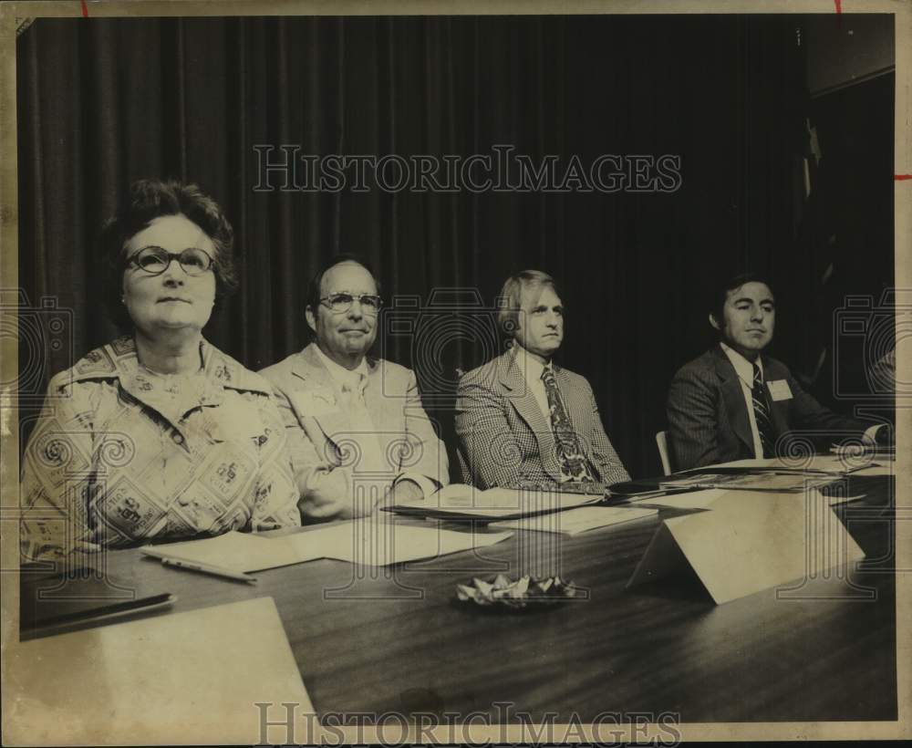 1975 San Antonio Mayor Lila Cockrell with guests at Trade Fair Event - Historic Images