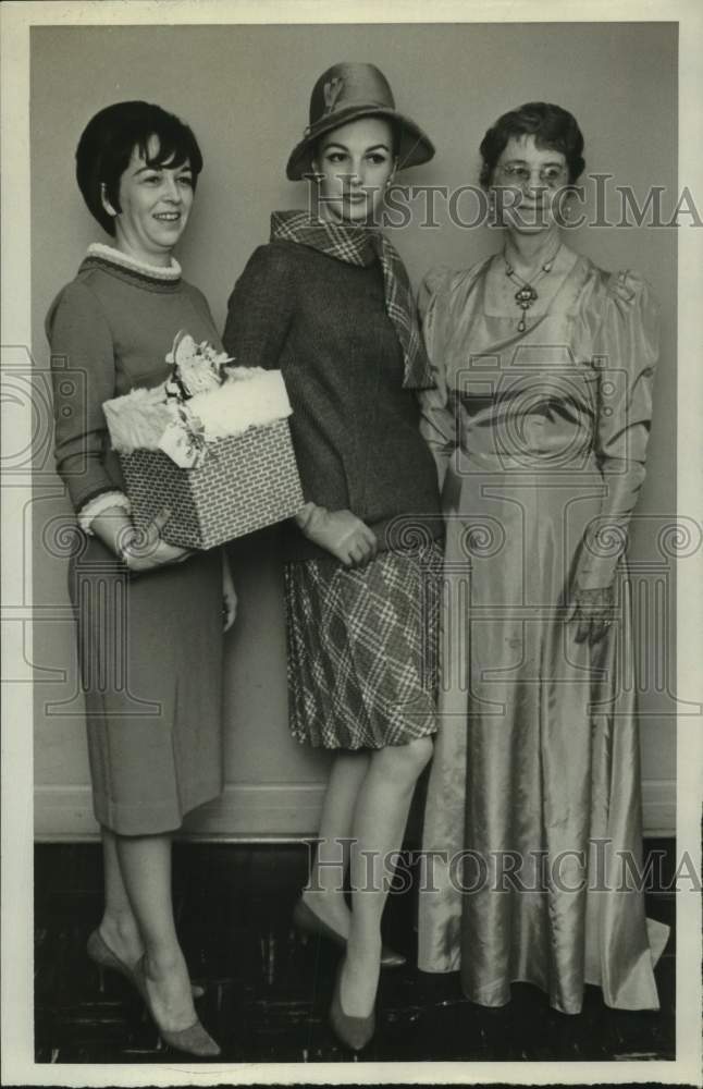 1966 Press Photo Mrs. Don Mueller, Mrs. Glenda Casell, Mrs. Effie Frank model - Historic Images