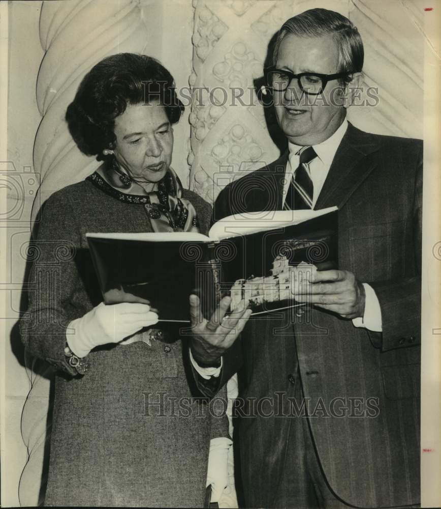 1973 Mayor John Gatti at Conference with woman looking over book - Historic Images